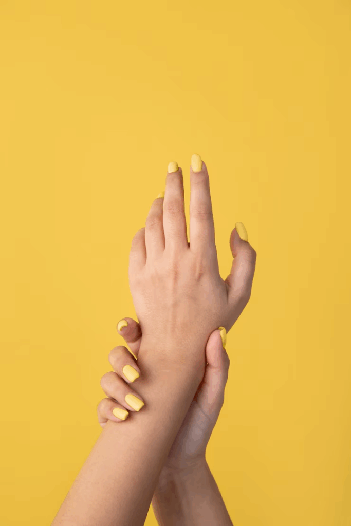 butter-yellow-nokti-noviot-leten-hit-za-devojki-vo-dvizhenje-leten-manikir-2025