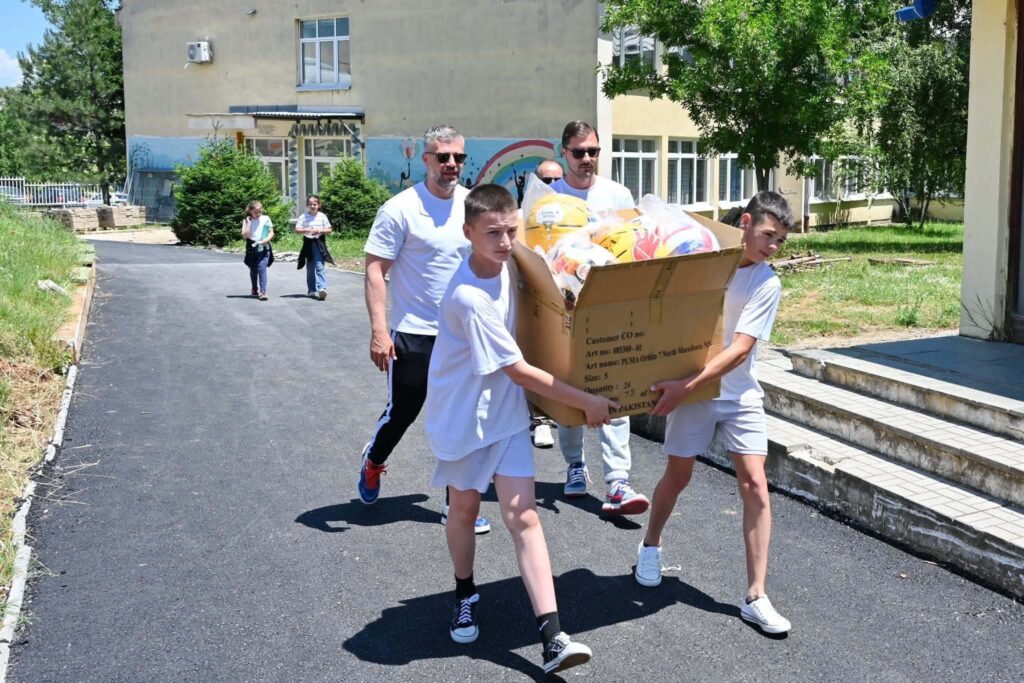 Трчај бе трета година донира спортска опрема за децата