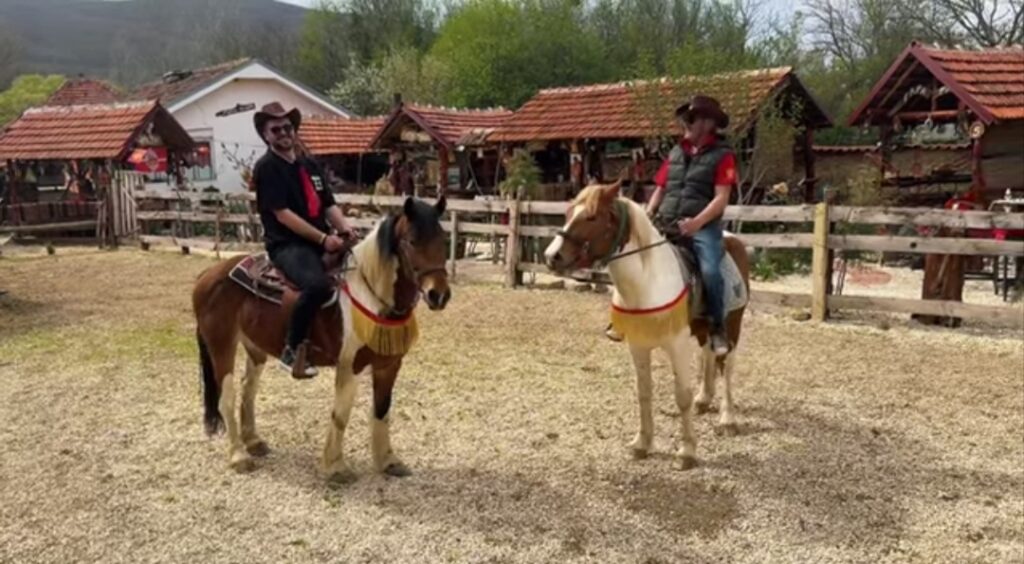 Мими - од YUGO на коњ? - Дали јутјуберот го,, менва" концептот?