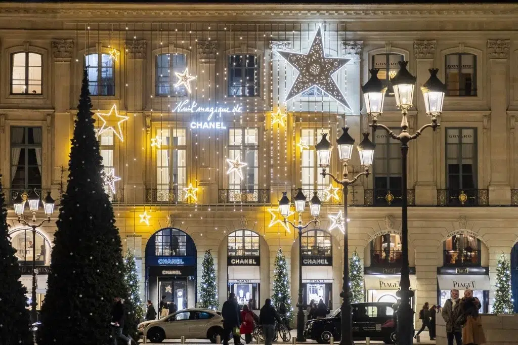 pariz gradot na svetlinata vo bozikna magija