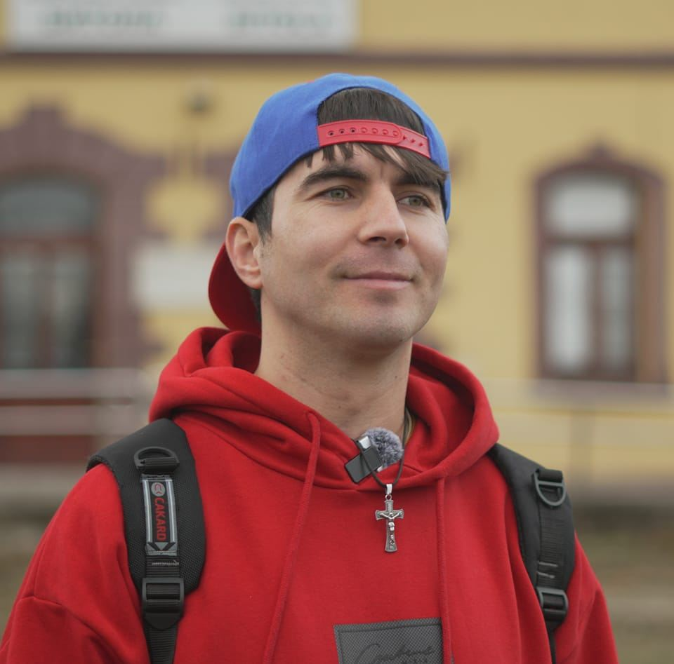 hristijan-adjioski-chovek-enciklopedija-so-mikrofon-vo-edna-raka-i-moliv-vo-drugata
Христијан Аџиоски во ,,Брчиме со Дуле": Кога рапот и македонскиот јазик се спојуваат во уметност