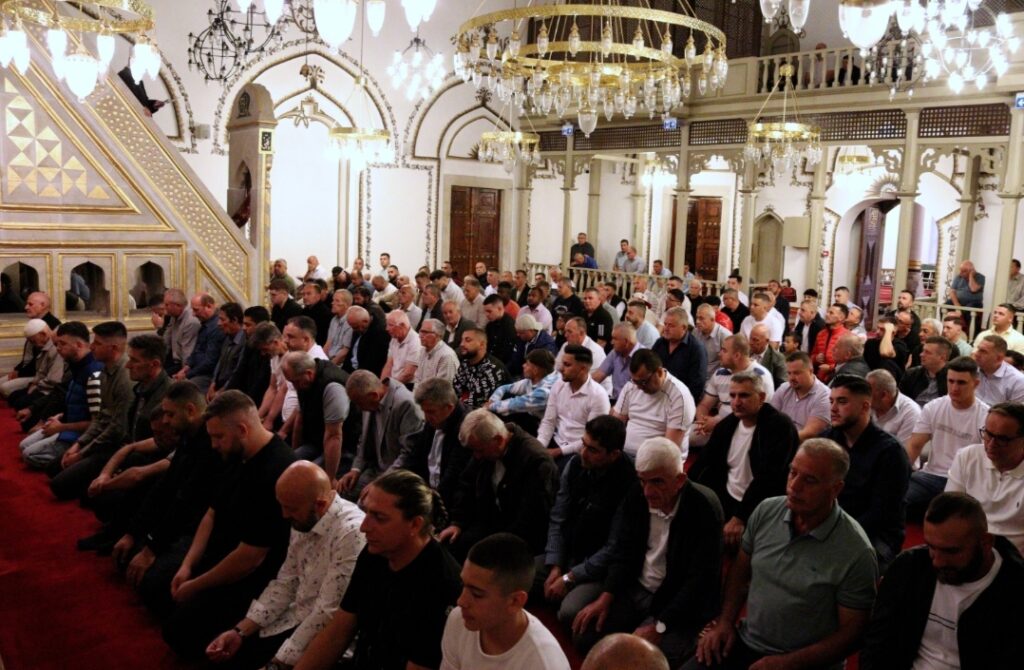 Утро на молитва и духовно чистење: Бајрам во Битола