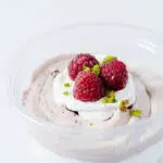 Рецепт за сладолед со грчки јогурт и малини – лесен и вкусен!