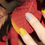 Топли тонови за ладни денови: Маникир инспириран од есенски лисја
