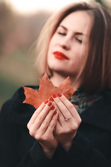 топли тонови за ладни денови маникир инспириран од есенски лисја