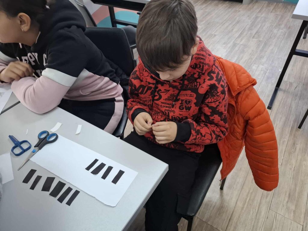 Роденденски за Битола! - Сликовницата,, Битолскиот клавир Петко" ги стопли срцата на дечињата од ОУРЦ ,,Кочо Рацин" Битола