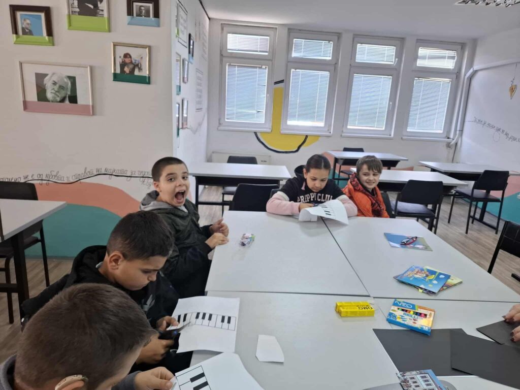 Роденденски за Битола! - Сликовницата,, Битолскиот клавир Петко" ги стопли срцата на дечињата од ОУРЦ ,,Кочо Рацин" Битола