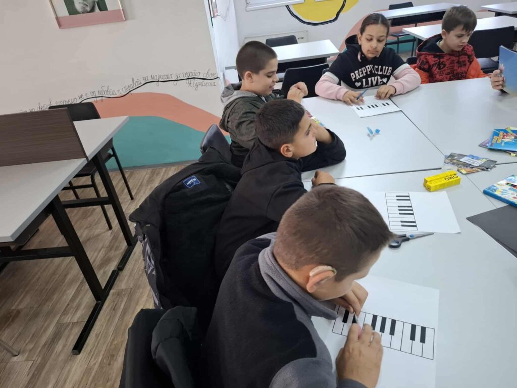 Роденденски за Битола! - Сликовницата,, Битолскиот клавир Петко" ги стопли срцата на дечињата од ОУРЦ ,,Кочо Рацин" Битола