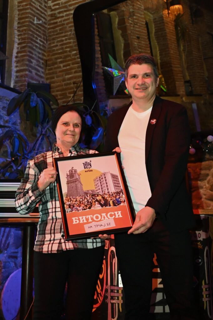 Така напишаа на 