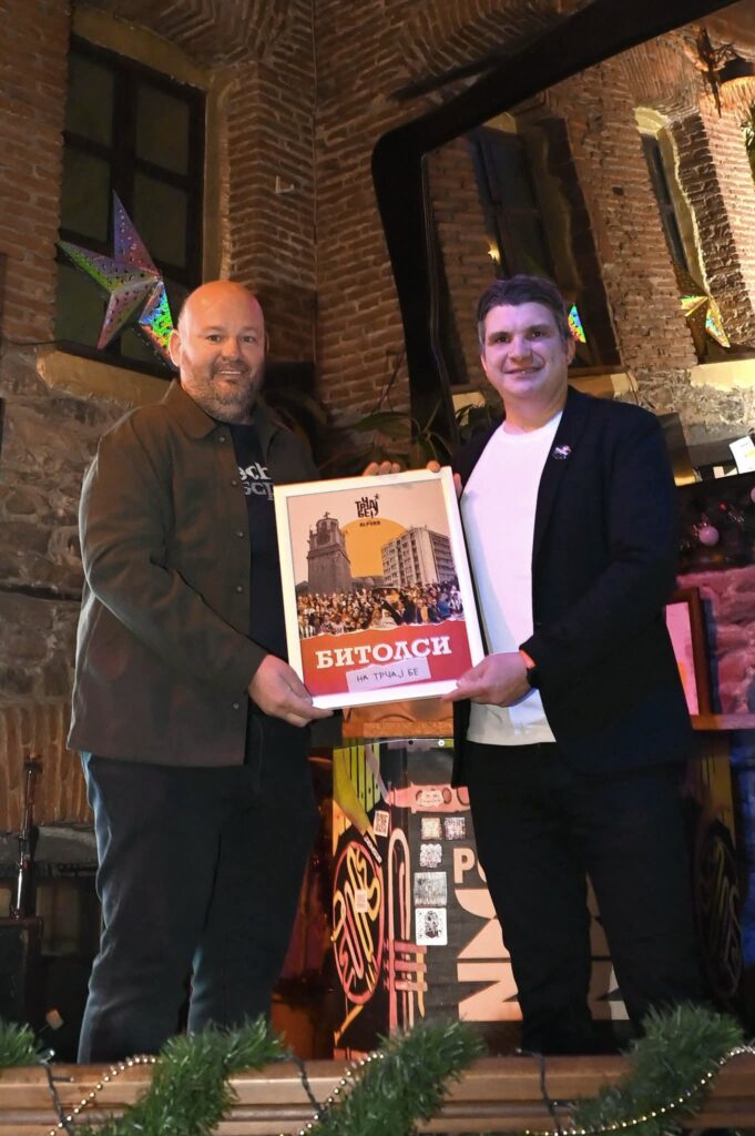 Така напишаа на 