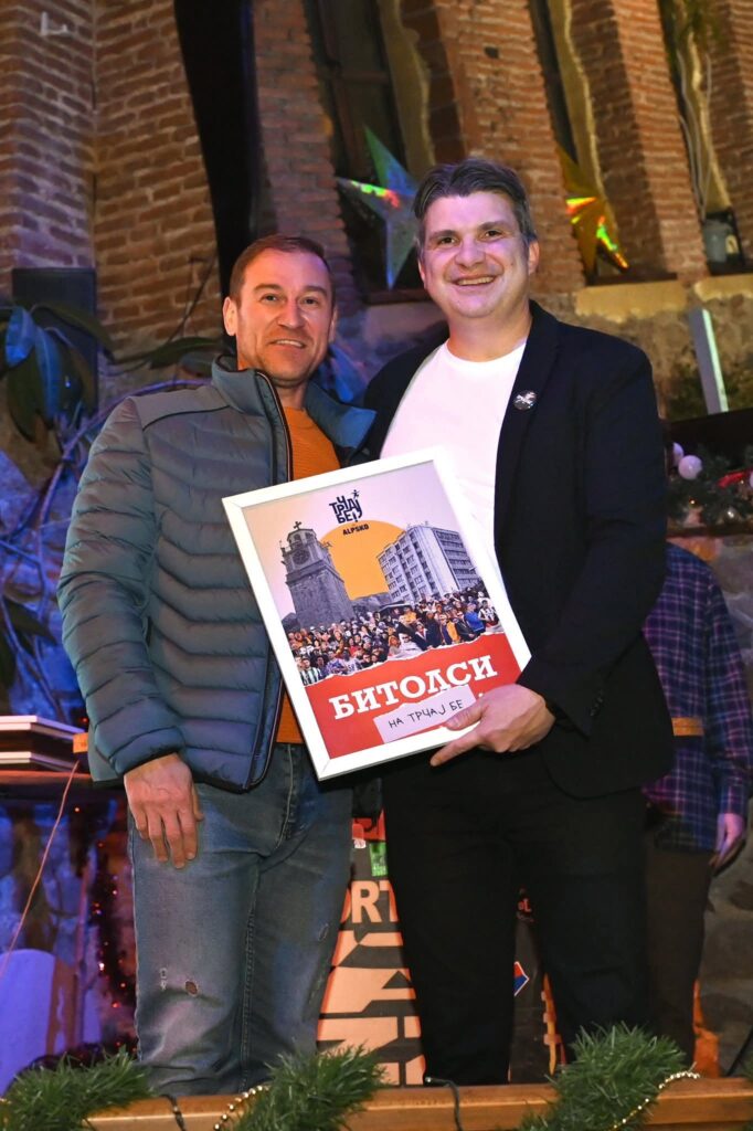 Така напишаа на 