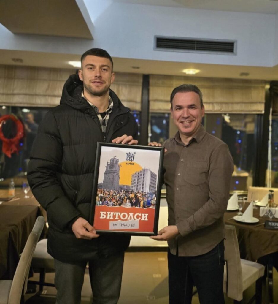 Така напишаа на 