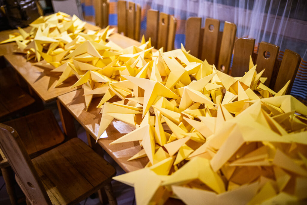 ГРАДОНАЧАЛНИКОТ НА БИТОЛА СЕ ПРИДРУЖИ ВО ИЗРАБОТКАТА НА БАДНИКОВИТЕ ЅВЕЗДИ