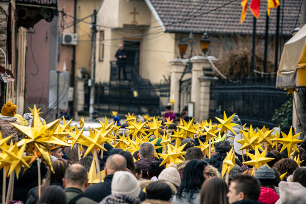 БАДНИКОВАТА ПОВОРКА ВО БИТОЛА ГО НАЈАВИ ХРИСТОВОТО РАЃАЊЕ