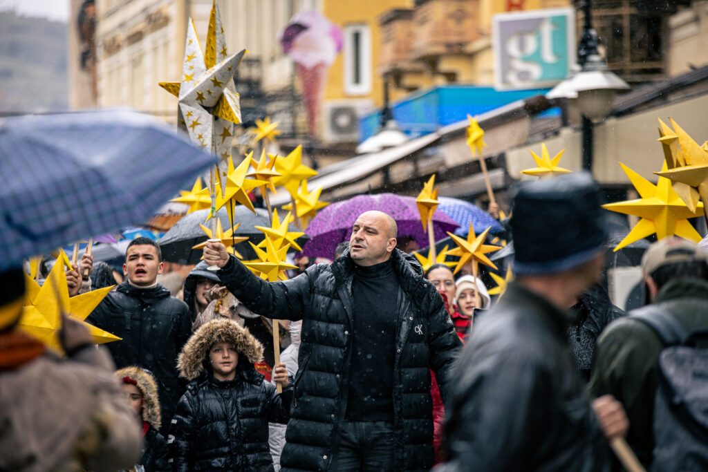 БАДНИКОВАТА ПОВОРКА ВО БИТОЛА ГО НАЈАВИ ХРИСТОВОТО РАЃАЊЕ