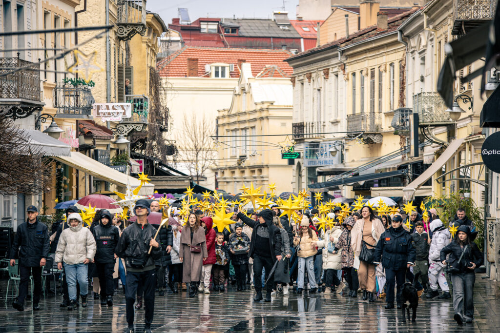 БАДНИКОВАТА ПОВОРКА ВО БИТОЛА ГО НАЈАВИ ХРИСТОВОТО РАЃАЊЕ