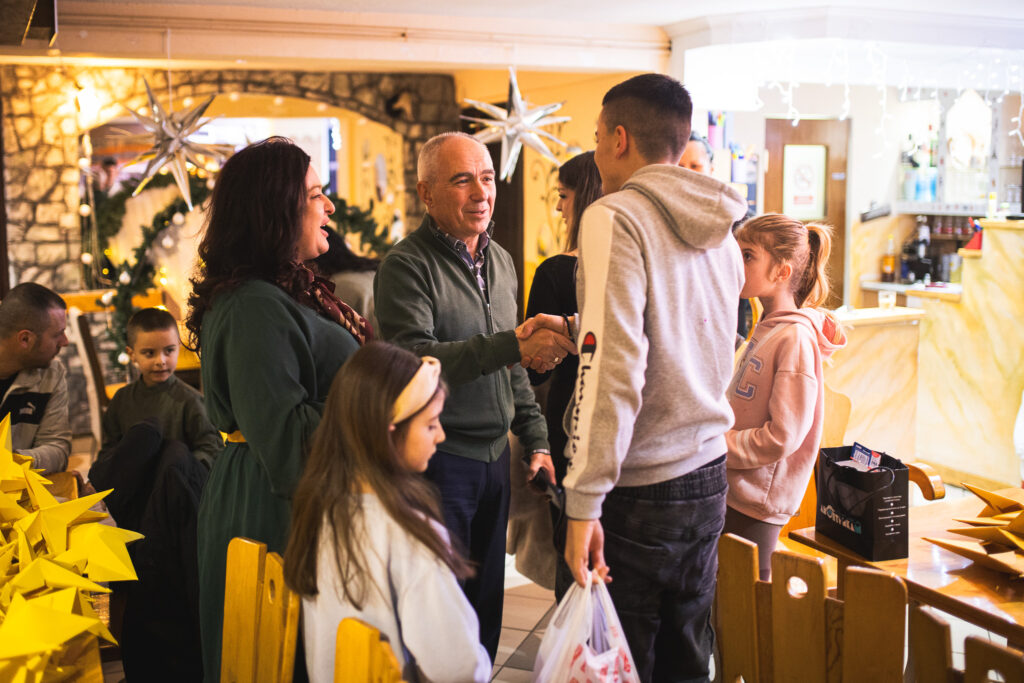 ГРАДОНАЧАЛНИКОТ НА БИТОЛА СЕ ПРИДРУЖИ ВО ИЗРАБОТКАТА НА БАДНИКОВИТЕ ЅВЕЗДИ