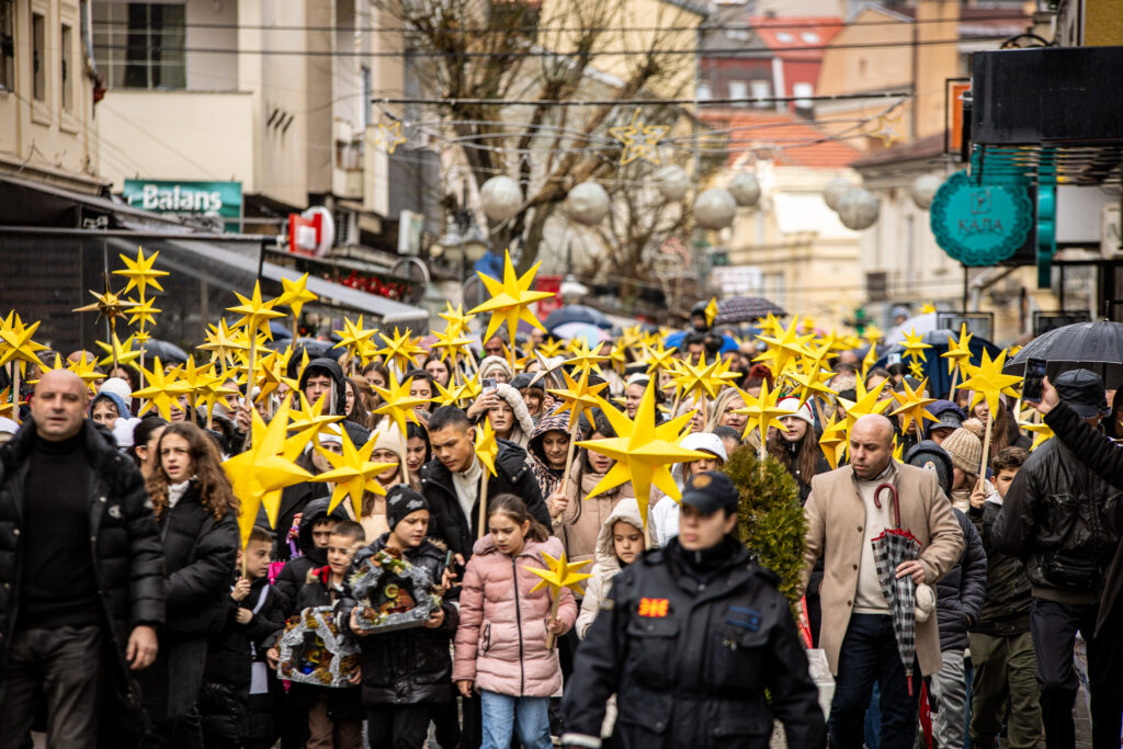БАДНИКОВАТА ПОВОРКА ВО БИТОЛА ГО НАЈАВИ ХРИСТОВОТО РАЃАЊЕ
