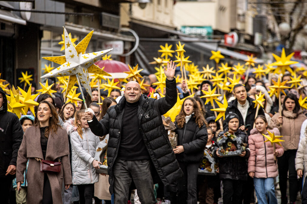 БАДНИКОВАТА ПОВОРКА ВО БИТОЛА ГО НАЈАВИ ХРИСТОВОТО РАЃАЊЕ