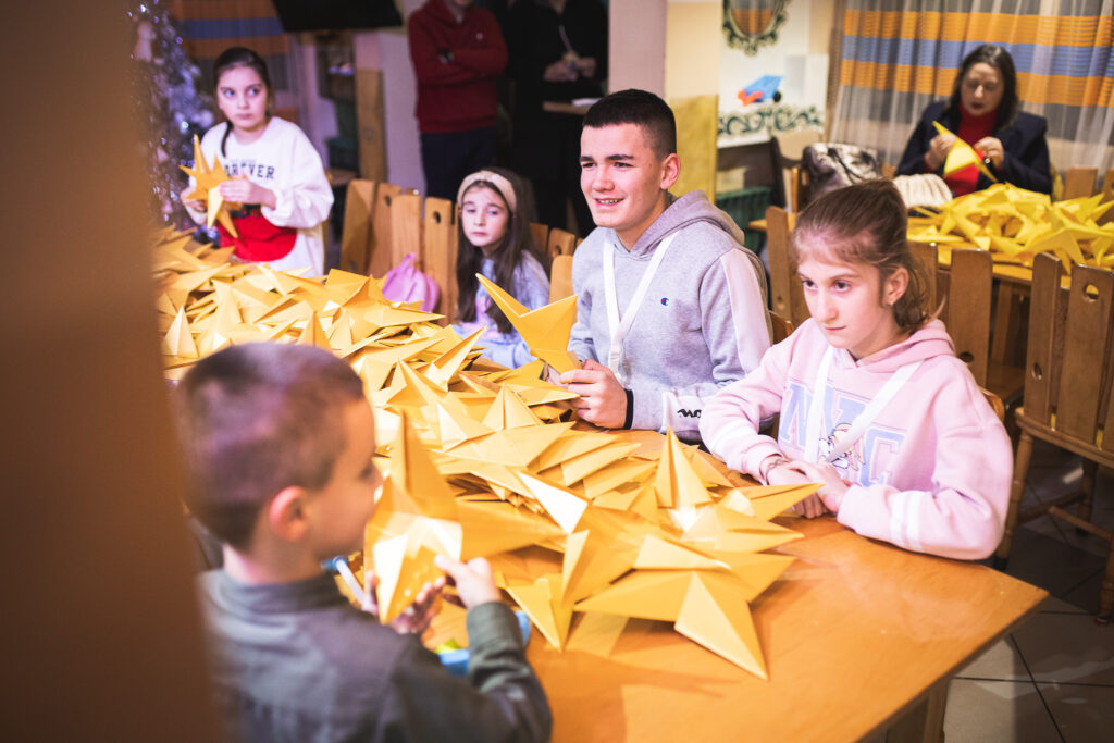 ГРАДОНАЧАЛНИКОТ НА БИТОЛА СЕ ПРИДРУЖИ ВО ИЗРАБОТКАТА НА БАДНИКОВИТЕ ЅВЕЗДИ