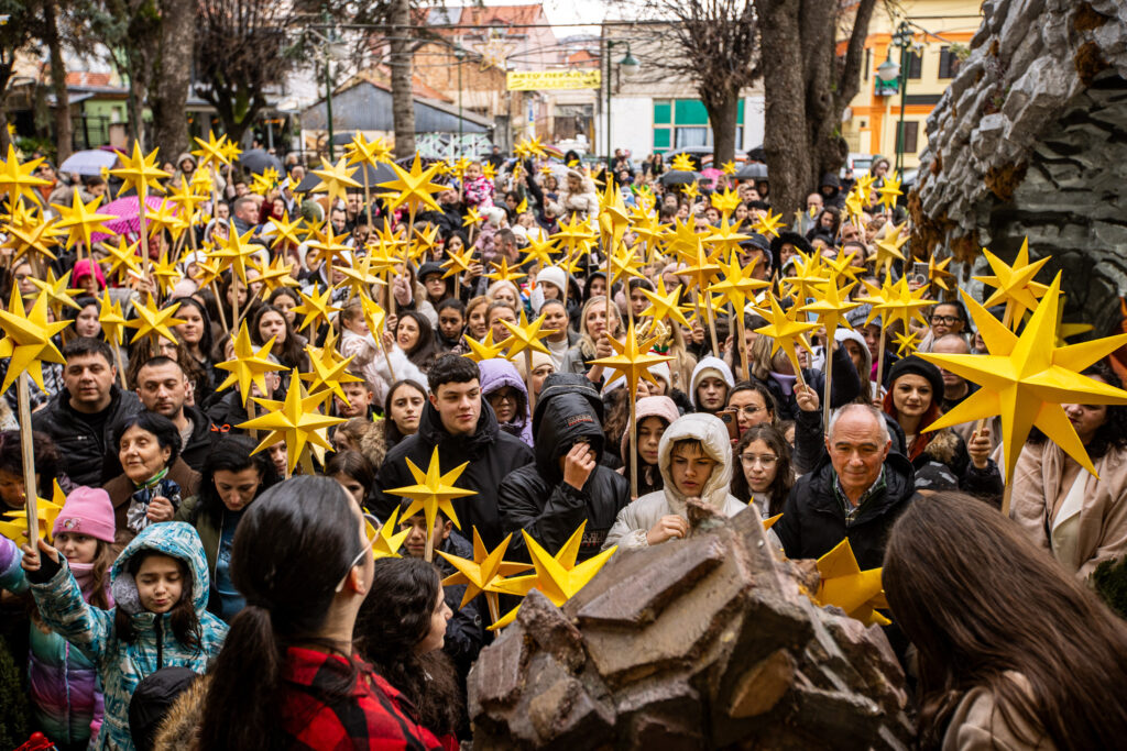 БАДНИКОВАТА ПОВОРКА ВО БИТОЛА ГО НАЈАВИ ХРИСТОВОТО РАЃАЊЕ