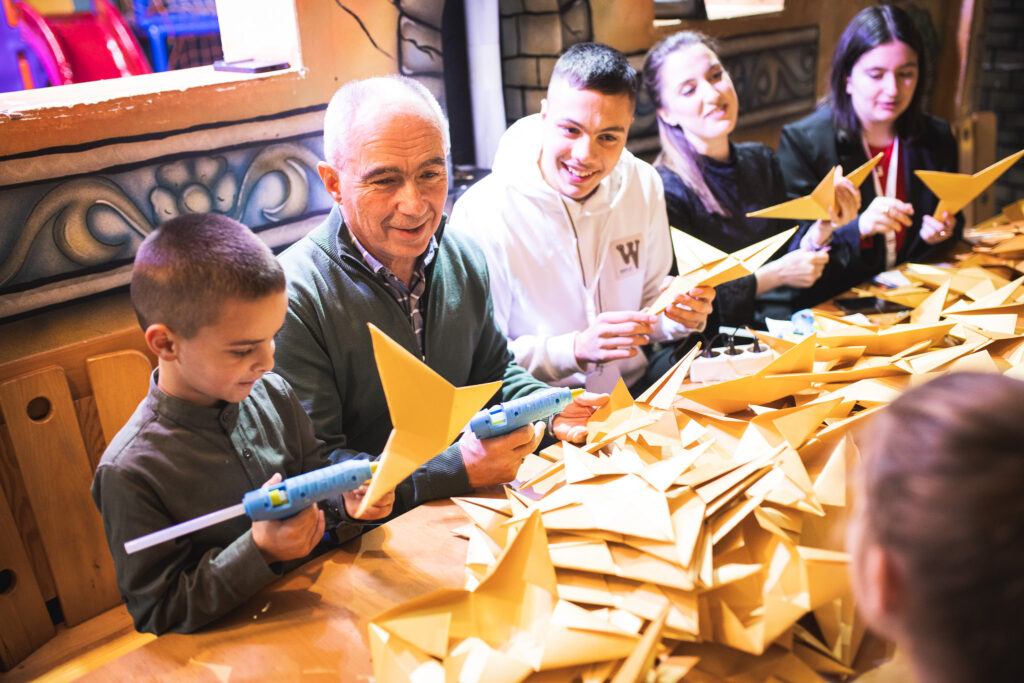 Градоначалникот на Битола се придружи во изработката на бадниковите ѕвезди