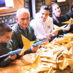 Градоначалникот на Битола се придружи во изработката на бадниковите ѕвезди