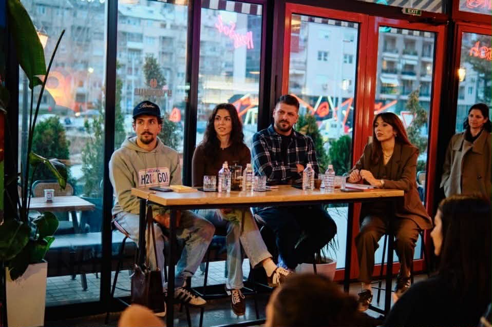 ЉУБОВТА ПО „SEEN“: КАКО ДИГИТАЛНАТА ЕРА ЈА РЕДЕФИНИРА БЛИСКОСТА