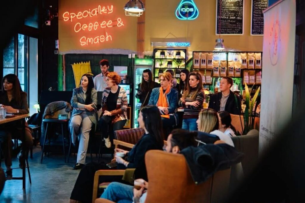 ЉУБОВТА ПО „SEEN“: КАКО ДИГИТАЛНАТА ЕРА ЈА РЕДЕФИНИРА БЛИСКОСТА