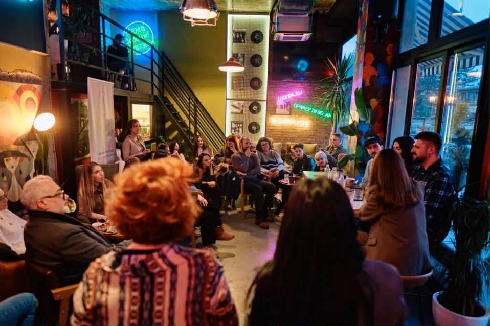 ЉУБОВТА ПО „SEEN“: КАКО ДИГИТАЛНАТА ЕРА ЈА РЕДЕФИНИРА БЛИСКОСТА