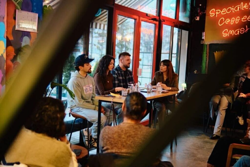 ЉУБОВТА ПО „SEEN“: КАКО ДИГИТАЛНАТА ЕРА ЈА РЕДЕФИНИРА БЛИСКОСТА