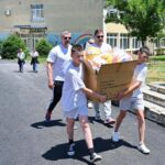 Од тркачката патека до училишните дворови: Трчај бе трета година донира спортска опрема за децата